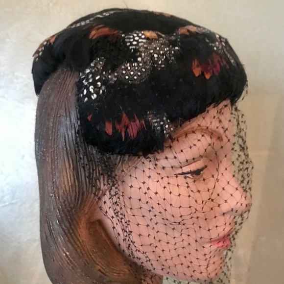 FABULOUS 1950s' BLACK/RUST/WHITE DOTTED FEATHER COCKTAIL HAT WITH BLACK VEIL - Picture 8 of 10